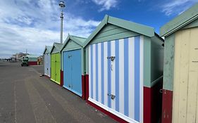 Central Hove Large 2 Bedroom Private Residence With Parking & Beach Hut